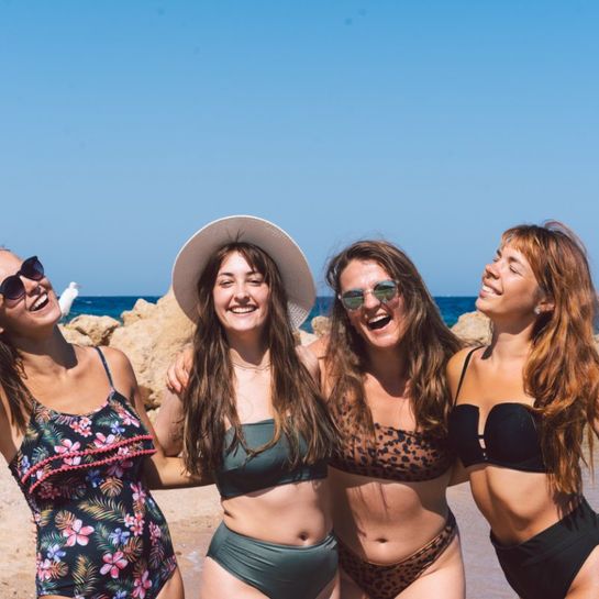 mujeres en bikini en la playa